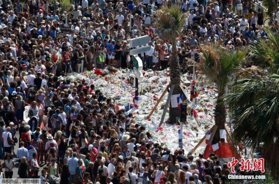 尼斯所在地區(qū)的官員稱，在肇事卡車上發(fā)現(xiàn)了槍支和其他更重型的武器。法國(guó)警方稱，在卡車上發(fā)現(xiàn)了屬于一名31歲的突尼斯裔法國(guó)人的身份證明。目前，卡車司機(jī)的身份鑒別工作仍在進(jìn)行。