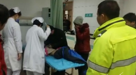 女孩高燒抽搐 廊坊交警警車開道送醫(yī)