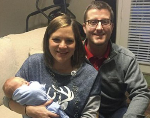 比閃電擊中幾率還小美國(guó)一家三口同一天生日(圖)