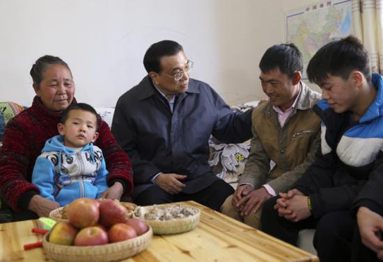 1月23日下午，李克強重返云南昭通魯?shù)?，在龍頭山鎮(zhèn)甘家寨安置點考察災后恢復重建情況時，走進了甘永榮家中。