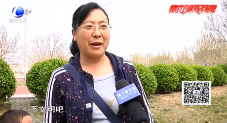 人民公園亂丟垃圾踐踏草坪現象多