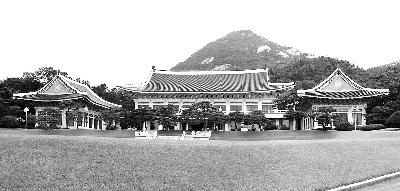 首爾中央政府大樓(左)與青瓦臺(右)。