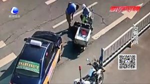 老太車(chē)禍躺地 交警烈日下用身體遮陽(yáng)