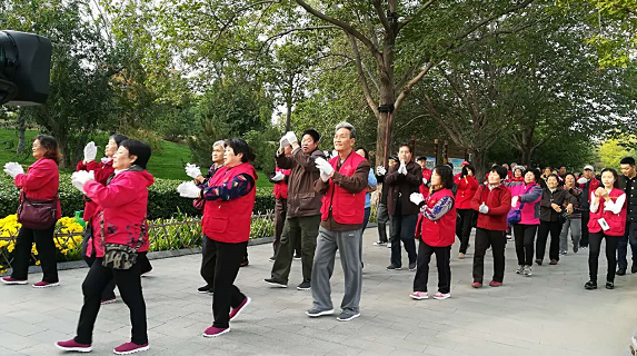 我市百余名老人參加“百城萬(wàn)人健步走”活動(dòng)