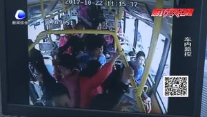 孕婦暈倒公交車上 眾人伸援手施救