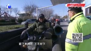 超長三輪車上路 司機(jī)難下車