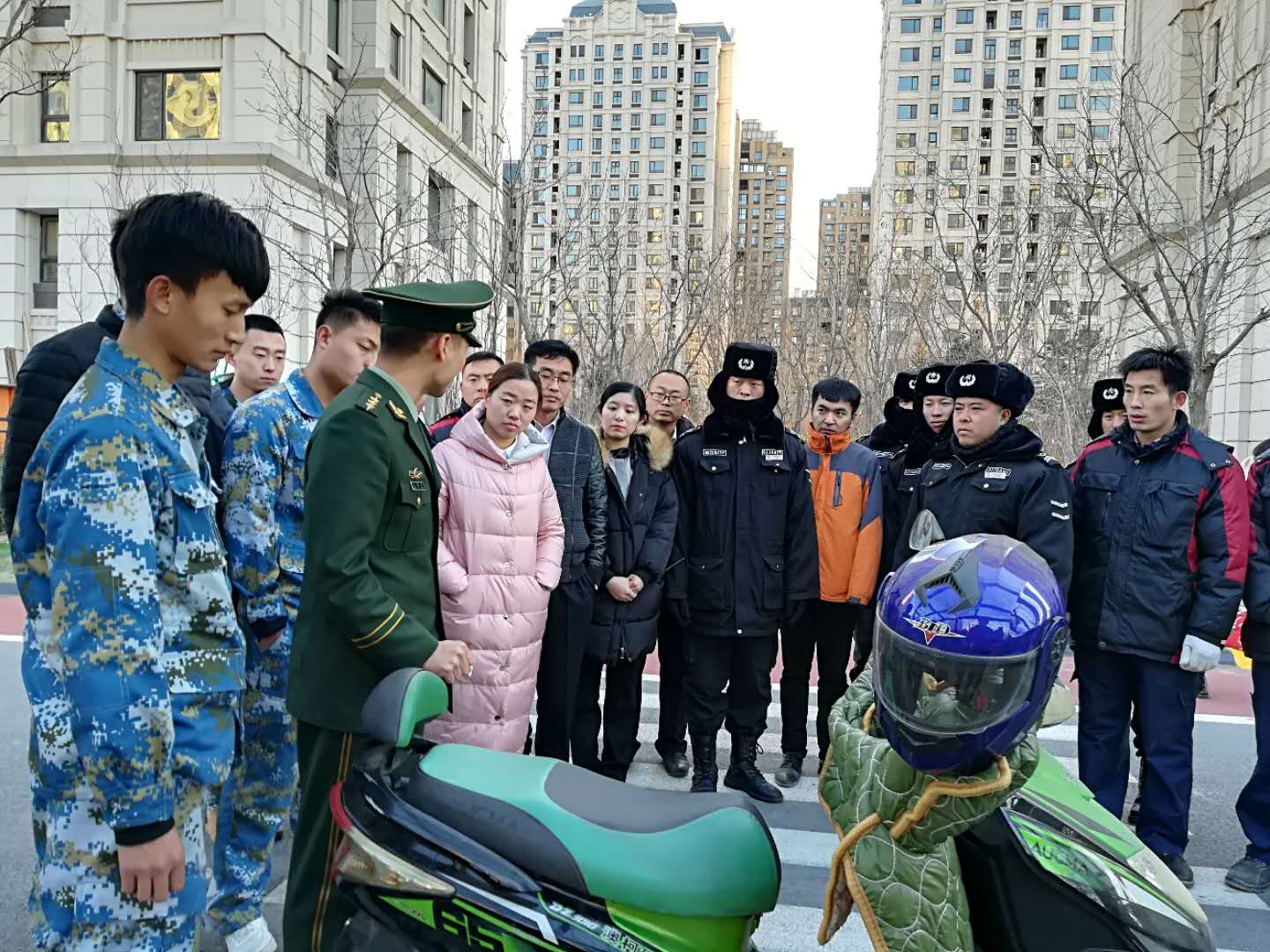 消防部門進(jìn)社區(qū)開(kāi)展電動(dòng)車消防安全宣傳活動(dòng)