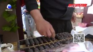 市區(qū)一果蔬店算盤(pán)記賬 吸引市民目光