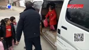 瘋狂黑校車嚴(yán)重超載，6座金杯車竟搭乘18人