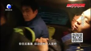 務(wù)工圖方便 多個男子疊羅漢擠進小轎車