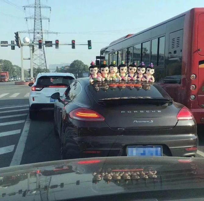 車主注意！車上貼了這種東西，引發(fā)事故要負全責