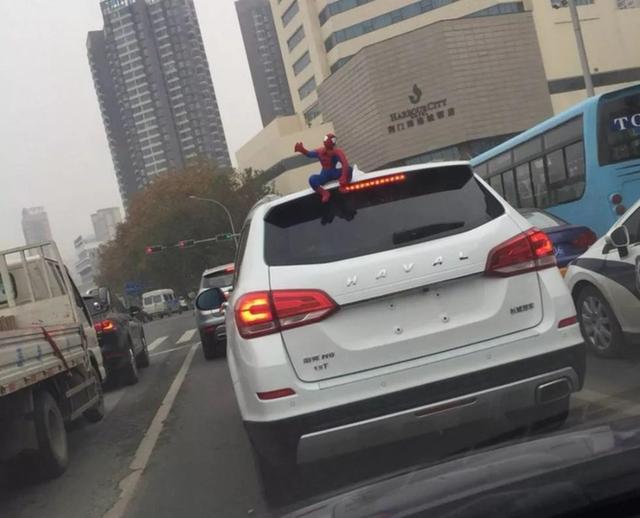 車主注意！車上貼了這種東西，引發(fā)事故要負全責