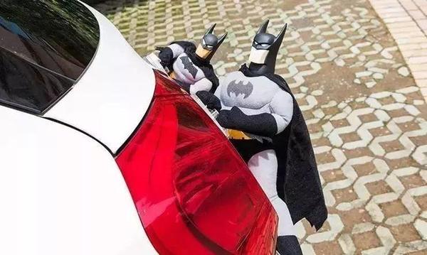 車主注意！車上貼了這種東西，引發(fā)事故要負全責