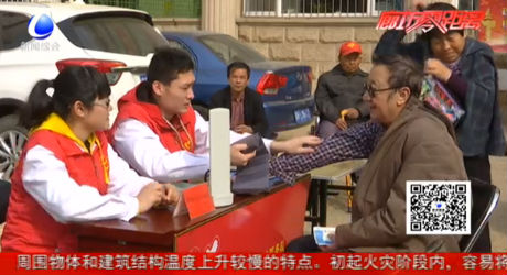 志愿者進社區(qū)為居民提供多種形式的志愿服務