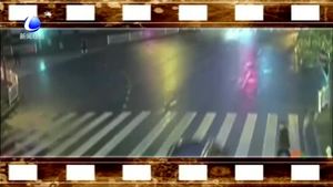 “低頭族”闖紅燈過馬路被撞