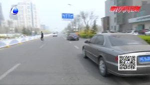 “僵尸車”占用公共資源 交警拖車治理