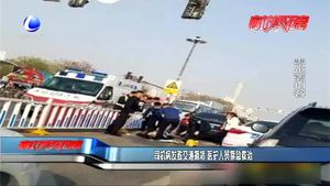 司機(jī)病發(fā)致交通擁堵 醫(yī)護(hù)人員緊急救治