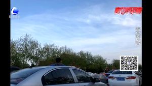 為賞藍(lán)天美景 孩子探身出天窗