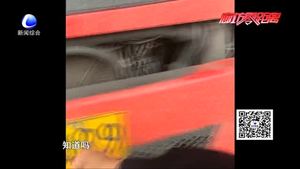 逃避抓拍有絕招 號(hào)牌下面裝燈光