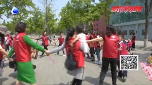 志愿者與福利院孤殘兒童和老人享受春光