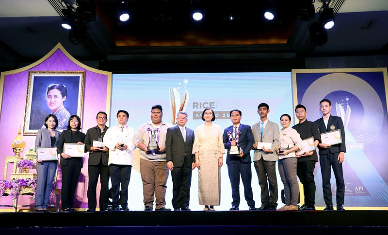 “2018年稻米大獎(jiǎng)”頒獎(jiǎng)典禮上，獲獎(jiǎng)?wù)吆皖C獎(jiǎng)嘉賓——泰國商務(wù)部副部長楚迪馬的合影。趙益普攝