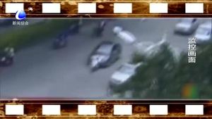 小車(chē)鬧市狂奔 連撞數(shù)車(chē)后逃逸