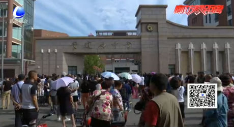 直擊管中考點(diǎn)：考生精神飽滿 家長(zhǎng)耐心等候