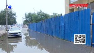 天和小區(qū)門前積水 居民出行困難