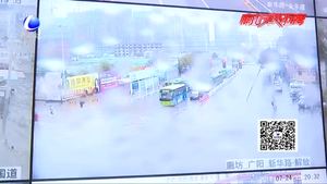 強降雨致市區(qū)道路大范圍積水 各種車輛涉水拋錨