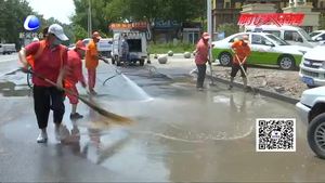 市環(huán)衛(wèi)部門強(qiáng)化道路保潔作業(yè) 恢復(fù)路面干凈整潔