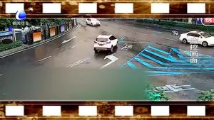 搶來的事故 男子騎車不讓行 遭小車撞飛