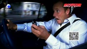 司機一走神兒 直接撞上隔離墩