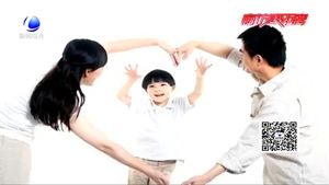 因?yàn)橐桓└?這個2歲小女孩火了