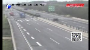 操作不當(dāng) 貨車(chē)橫躺高速路