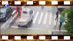 轎車(chē)占道守護(hù)老人過(guò)馬路