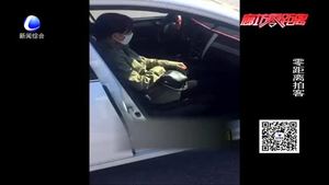 萬莊一汽車被陌生女子“霸車”