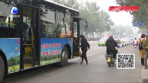 公交站僅立足之地 乘客上下車不便
