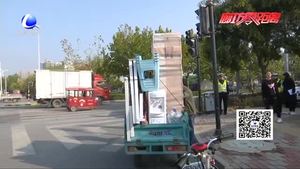 三輪車違規(guī)載貨存隱患 交警教育并處罰