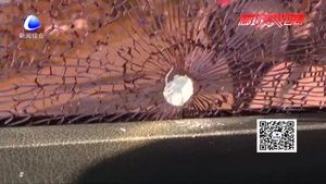 一小區(qū)附近三輛汽車(chē)被砸 提醒市民注意防范