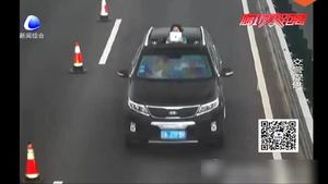  孩子探出天窗危險(xiǎn) 交警提醒兒童乘車(chē)安全