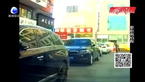 違規(guī)停車(chē)致?lián)矶?冀R牌照司機(jī)竟還拿出甩棍