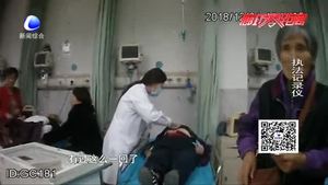 交警抱疾病老人乘警車(chē)就醫(yī) 家屬感動(dòng)致謝