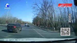 永清一小伙兒廊霸路上拽電線