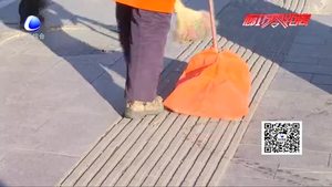 環(huán)衛(wèi)工人 一把掃帚書寫“馬路情緣