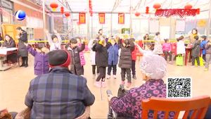 兒童手寫“?！弊炙屠夏旯?童真童趣問候老人安康