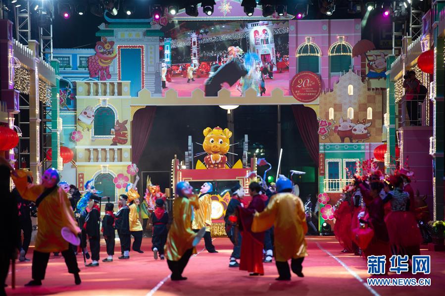 這是2月7日拍攝的“金豕報歲喜回家2019農(nóng)歷新年花車匯演”活動上的花車。 2月7日是農(nóng)歷大年初三，澳門特區(qū)慶祝春節(jié)的重頭活動“金豕報歲喜回家2019農(nóng)歷新年花車匯演”亮相，精彩的演出和歡樂的氣氛吸引市民和游客爭相觀看。 新華社記者 張金加 攝