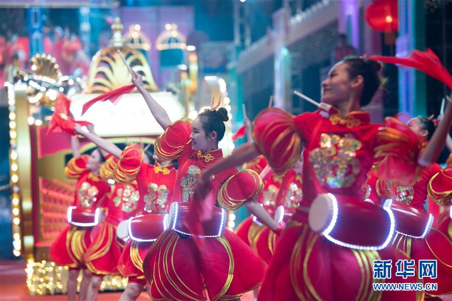 2月7日，演員在“金豕報歲喜回家2019農(nóng)歷新年花車匯演”活動上表演。 當日是農(nóng)歷大年初三，澳門特區(qū)慶祝春節(jié)的重頭活動“金豕報歲喜回家2019農(nóng)歷新年花車匯演”亮相，精彩的演出和歡樂的氣氛吸引市民和游客爭相觀看。 新華社記者 張金加 攝