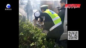 貨車行駛中起火 交警相助徒手滅火