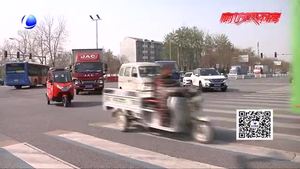 男童意外磕破頭 交警護送急就醫(yī)