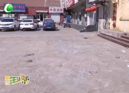 商戶拆除牌匾掉一地?zé)艄堋团蓞f(xié)調(diào)環(huán)衛(wèi)及時清理